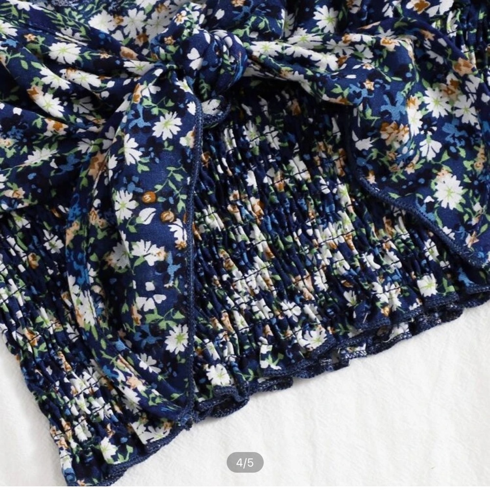 5/25$ 🌟 Tie Front Daisy Crop Top - Picture 2 of 5